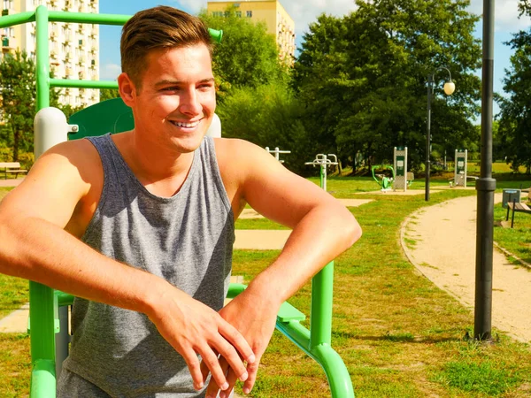 Sportler Entspannen Sich Nach Dem Outdoor Training Straßengeräten Für Kraftübungen — Stockfoto