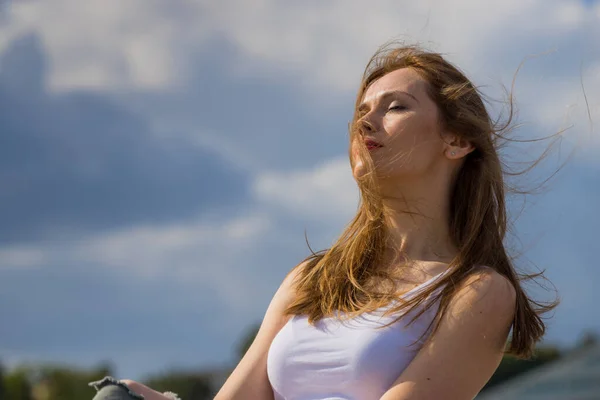Молодая Женщина Отдыхает Открытом Воздухе Женщины Наслаждаются Солнечным Светом Фоне — стоковое фото