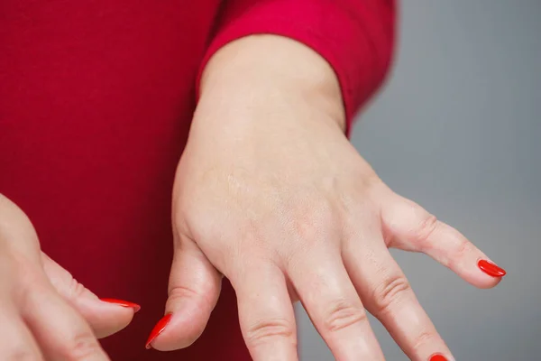 Ενήλικες Συν Μέγεθος Γυναίκα Δείχνει Κόκκινα Νύχια — Φωτογραφία Αρχείου