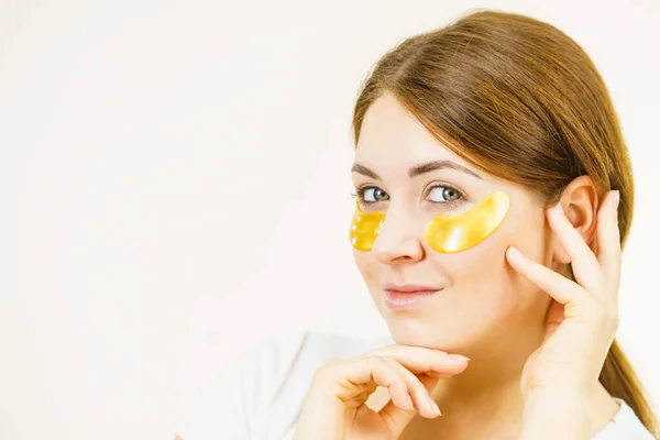 Ung Kvinna Applicerar Gyllene Kollagen Fläckar Ögonen Mask Tar Bort — Stockfoto