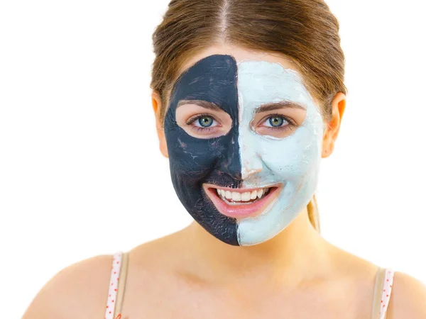 Žena Černou Hliněnou Maskou Půlce Obličeje Bílým Blátem Druhé Polovině — Stock fotografie