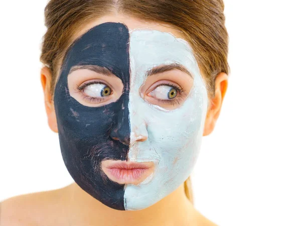 Femme Avec Masque Argile Carbo Noir Sur Moitié Visage Boue — Photo