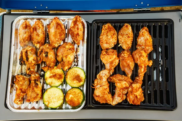 Close Delicious Chicken Meat Zucchini Vegetable Barbecue Gas Grill Barbeque — Stock Photo, Image