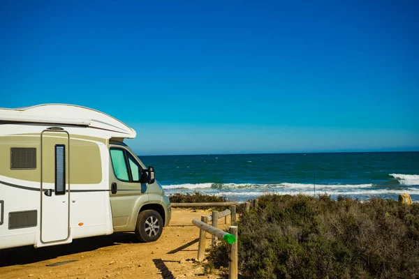 Camper Vehículo Recreativo Costa Mediterránea España Camping Playa Naturaleza Vacaciones —  Fotos de Stock