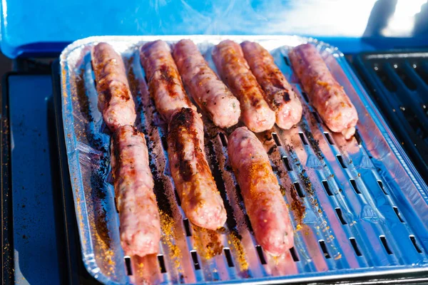 Lezzetli Sosisleri Izgarada Izgara Sosisli Sandviçi Kapat Barbekü Dışarıda Akşam — Stok fotoğraf