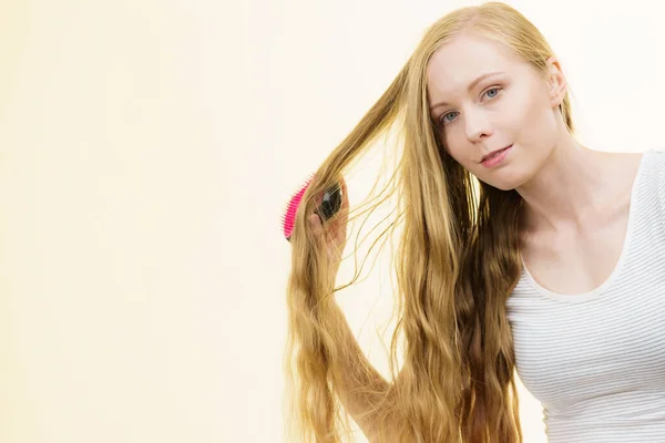 Blond Tjej Med Borste Kammar Sitt Långa Hår Hon Tar — Stockfoto