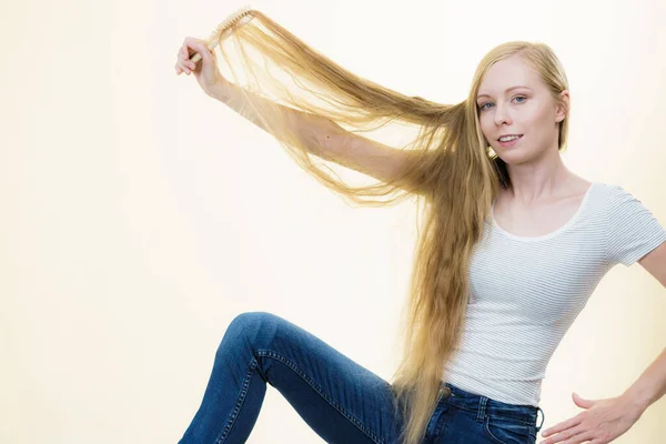 Blond Vrouwtje Met Borstel Kamt Haar Hele Lange Haar Uit — Stockfoto