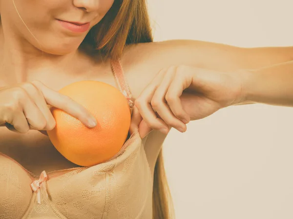 Ung Kvinna Små Bröst Sätter Stora Frukt Grapefrukt Sin Behå — Stockfoto
