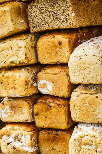 Bir Sürü Köy Ekmeği Açık Hava Tezgahında — Stok fotoğraf