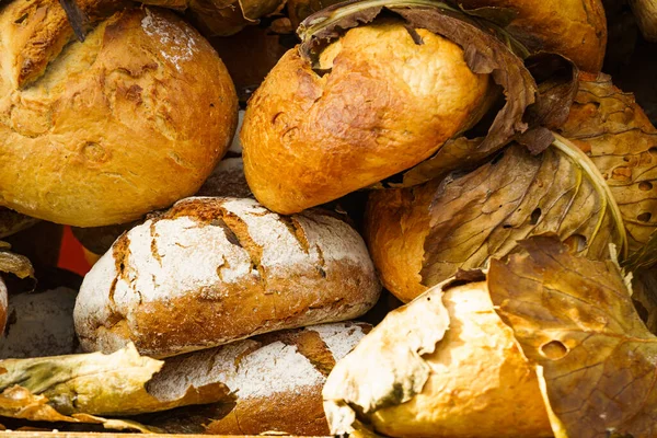 市場の屋台の屋外で多くの素朴な焼きたての伝統的なパンの愛 — ストック写真