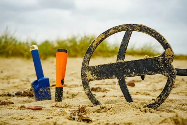 寻找宝藏 电子金属探测器线圈与配件夹头和铲子在沙滩上 寻找宝藏 — 图库照片