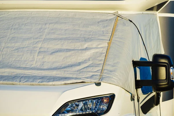 Kamper Zewnętrzną Zasłoną Termiczną Szybie Przednia Szyba Samochodu Kemping Łonie — Zdjęcie stockowe