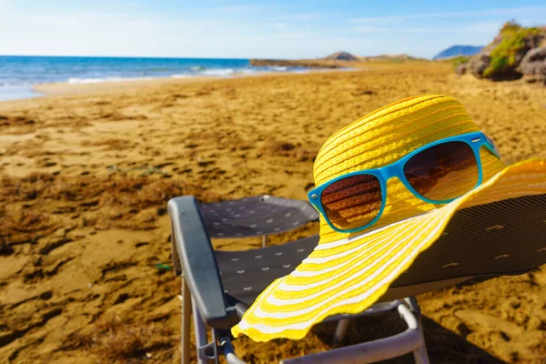 Verano Vacaciones Descansando Playa Gafas Sol Azules Sombrero Paja Amarilla —  Fotos de Stock