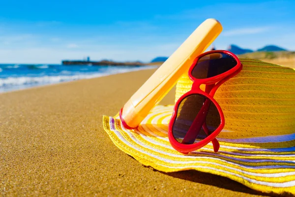 Accesorios Protección Solar Orilla Del Mar Gafas Sol Rojas Sombrero —  Fotos de Stock
