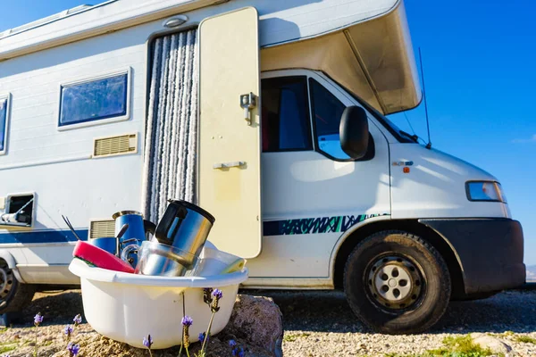 Cuenco Lleno Platos Sucios Aire Libre Contra Vehículo Campista Lavarse —  Fotos de Stock