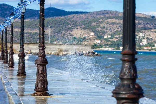 Ελλάδα Ακτογραμμή Στο Τουριστικό Χωριό Πεζόδρομος Στην Παραθαλάσσια Ελληνική Σημαία — Φωτογραφία Αρχείου