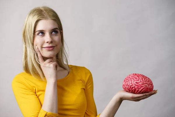 Молода Жінка Студентка Думає Про Вирішення Проблеми Тримаючи Фальшивий Мозок — стокове фото