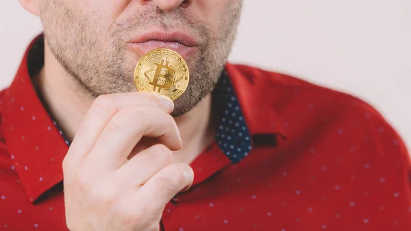 Hombre Sosteniendo Signo Moneda Oro Bitcoin Símbolo Digital Nueva Moneda — Foto de Stock