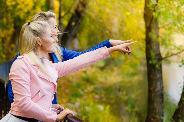 Två Blonda Kvinnor Bästa Vänner Bär Fashionabla Outfit Rosa Och — Stockfoto