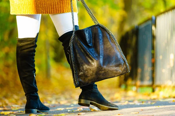 Mujer Que Presenta Botas Negras Gamuza Alta Rodilla Negro Sosteniendo — Foto de Stock