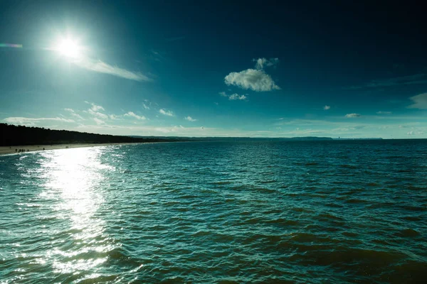 Deniz Manzaraları Seyahat Macerası Konsepti Mavi Okyanus Bulutlu Güneş Gökyüzü — Stok fotoğraf