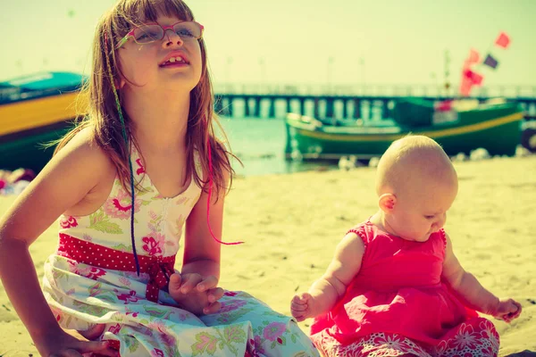 Mädchen Spielt Und Verbringt Zeit Mit Schwester Strand Der Nähe — Stockfoto