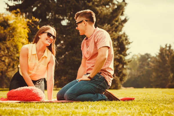 恋愛バレンタインの関係を愛します日付概念 ピクニックで陽気な愛情のカップル 若い女性と彼女の男は公園で一緒に時間を過ごす — ストック写真