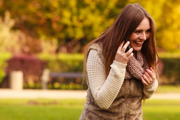 Tecnologia Comunicazione Donna Alla Moda Attraente Che Parla Cellulare All — Foto Stock