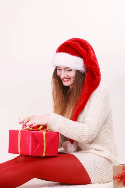 Schöne Frau Mit Weihnachtsmann Hut Die Ein Weihnachtsgeschenk Einwickelt Weihnachten — Stockfoto