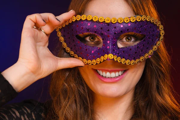 Vakantie Mensen Feest Concept Close Vrouw Gezicht Met Carnaval Violet — Stockfoto