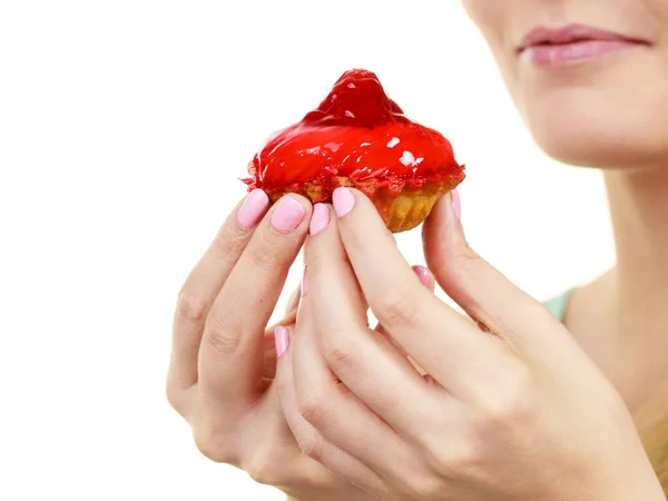 Mulher Segura Bolo Cupcake Mão Lanche Comida Pouco Saudável Padaria — Fotografia de Stock