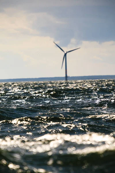 Farma Generatorów Turbin Wiatrowych Osi Pionowej Dla Odnawialnej Zrównoważonej Alternatywnej — Zdjęcie stockowe