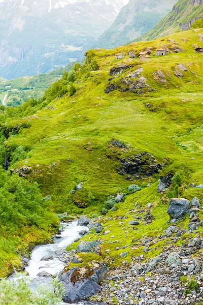 溪流和古老的乡村小木屋在山上 挪威斯堪的纳维亚美丽的风景 — 图库照片