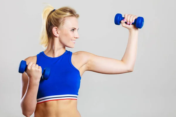 Sportieve Vrouw Tilt Lichte Halters Gewichten Fit Meisje Oefenen Opbouw — Stockfoto