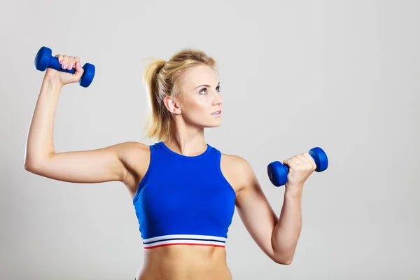 Sportieve Vrouw Tilt Lichte Halters Gewichten Fit Meisje Oefenen Opbouw — Stockfoto