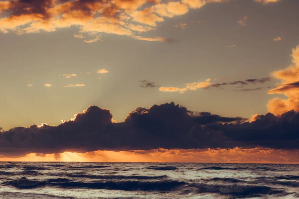 美しい海の夜バルト海の夕日の地平線と曇りの空 静かなシーンです 自然な背景 — ストック写真