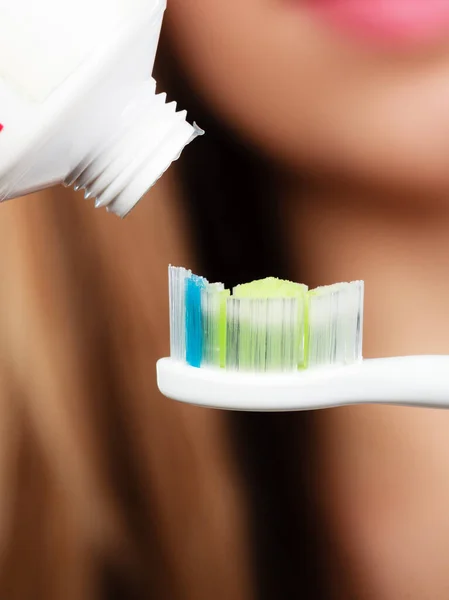 Zahnheilkunde Mundhygiene Objektkonzept Für Das Bad Frau Mit Zahnbürste Die — Stockfoto