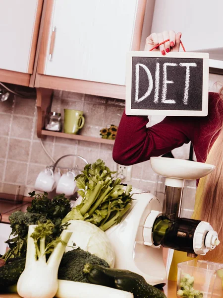Drinker Til Helse Diett Frokostkonsept Ung Kvinne Kjøkkenet Med Grønt – stockfoto