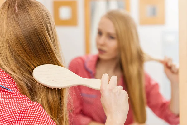 Młoda Kobieta Czesanie Jej Długie Blond Gładkie Włosy Łazience Pomocą — Zdjęcie stockowe