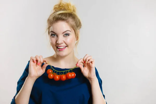 Legumes Orgânicos Conceito Comida Feliz Sorrindo Positivo Mulher Segurando Tomates — Fotografia de Stock