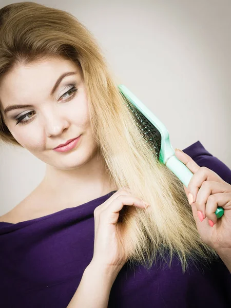 Femme Peignant Les Cheveux Avec Une Brosse Jeune Femelle Aux — Photo