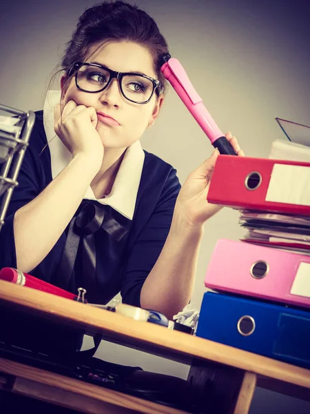 Slaperige Zakenvrouw Doet Haar Werk Zitten Werken Aan Bureau Vol — Stockfoto