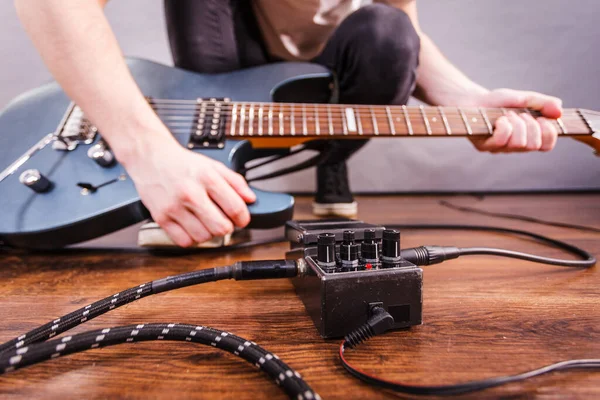 Man Met Muziekinstrument Het Opzetten Van Gitaar Audio Stomp Box — Stockfoto