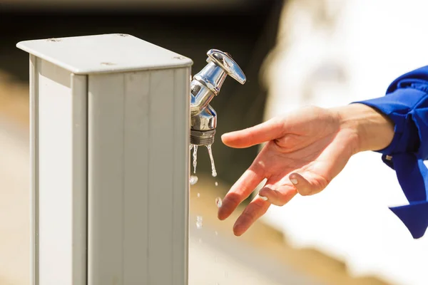 Woman Cleaning Washing Her Hands Outdoor Marine Water Dispenser Hygiene — Stock Photo, Image