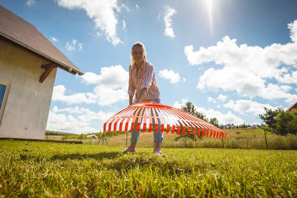 Ángulo Inusual Mujer Rastrillando Hojas Usando Rastrillo Persona Cuidando Jardín — Foto de Stock