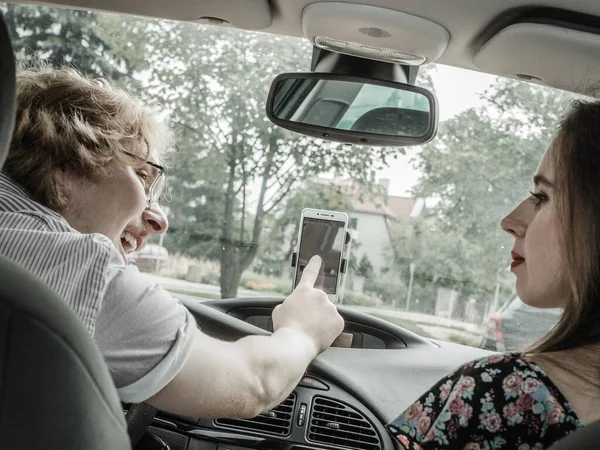 男と女の面白いカップル車の中で議論関係の問題を持ち お互いに叫んで — ストック写真