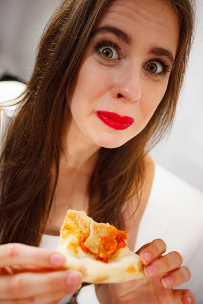 Junge Frau Isst Heiße Frische Pizza Hat Zweifel Der Ernährung — Stockfoto