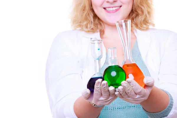 科学と教育 学校の研究室の科学者 多くの化学ビーカーを持つ女の子 フラスコ付きの学生 生物学実験 サンプル式 化学研究成果 — ストック写真