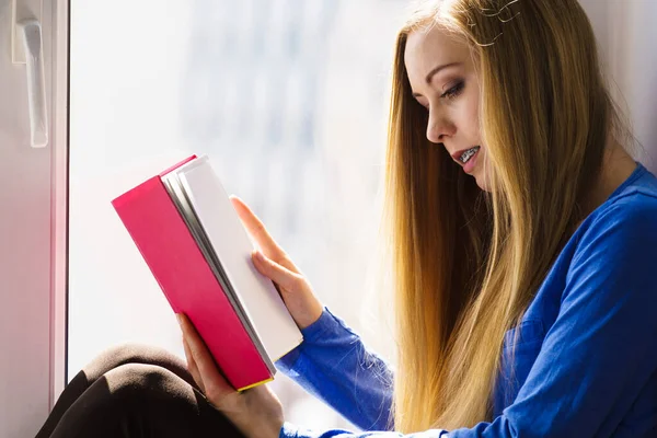 Ocio Literatura Concepto Personas Mujer Joven Adolescente Leyendo Libro Casa —  Fotos de Stock