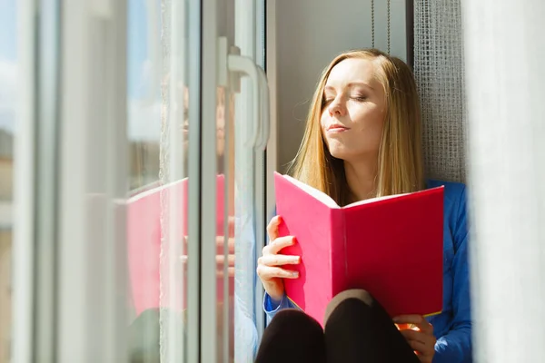 Молодая Женщина Сидит Подоконнике Читает Интересную Книгу Наслаждаясь Отдыхом — стоковое фото